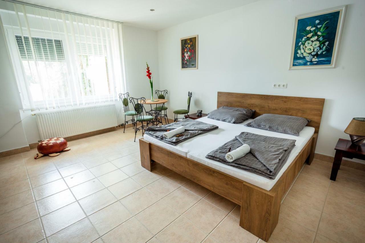 Viragos Vendeghaz Apartment Кестели Екстериор снимка