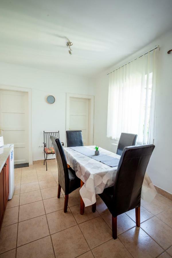 Viragos Vendeghaz Apartment Кестели Екстериор снимка